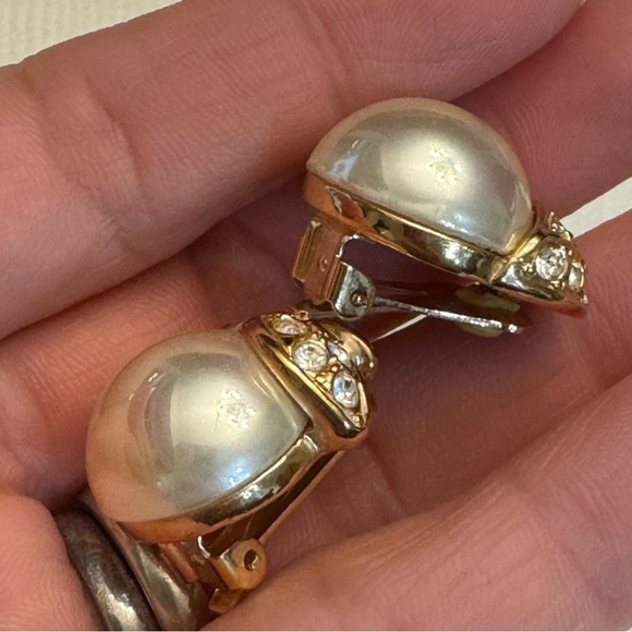 Pair of Vintage Roman Golden Faux Pearl Clip On Earrings - Picture 7 of 13